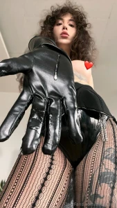 I don t ask what you want i look into your eyes and i already know you