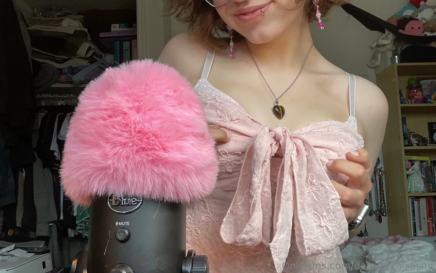 A simple shirt scratching video for you part 1 