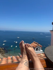 Pretty toes pretty views would you worship my feet