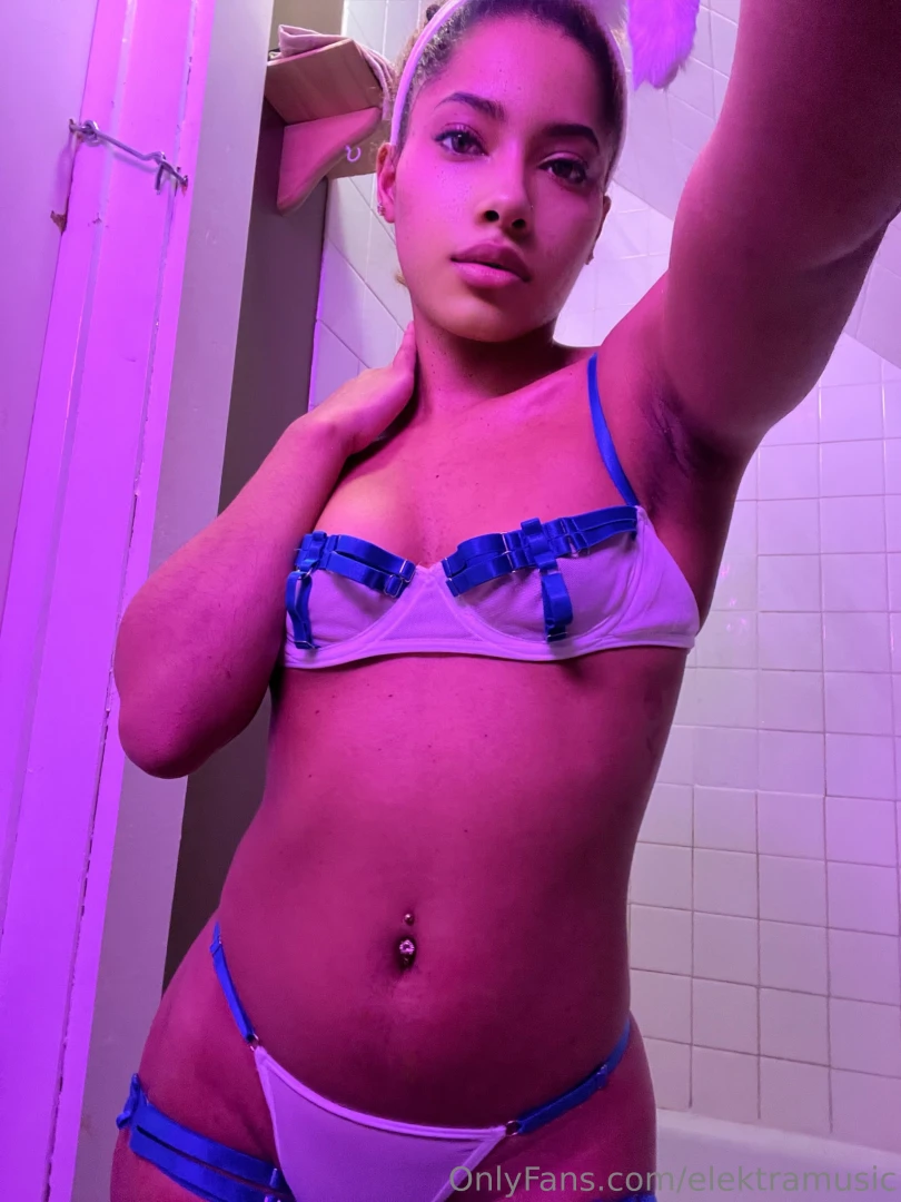 Caution handle with care i m bringing the heat 