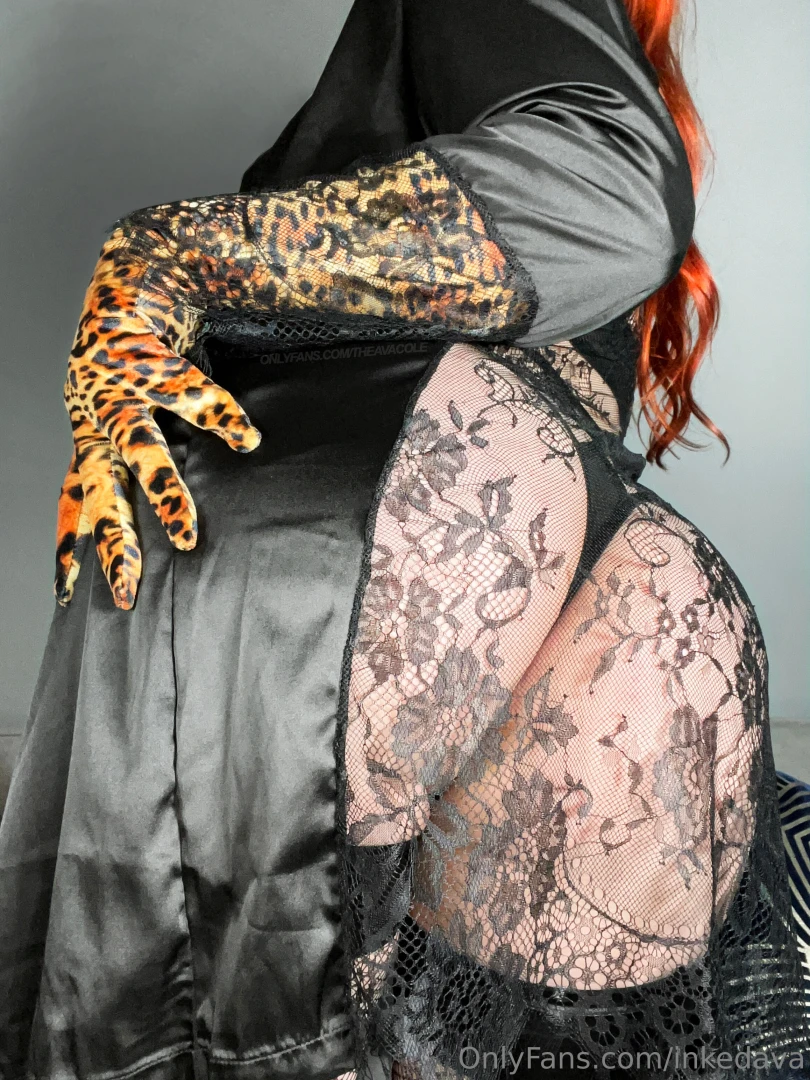 Worship this ass just like how you worship mommy 