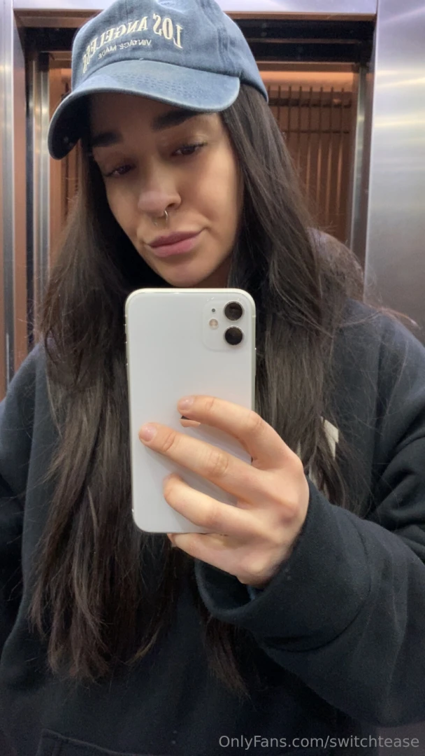 Wanna take my hoodie off i can t by myself 