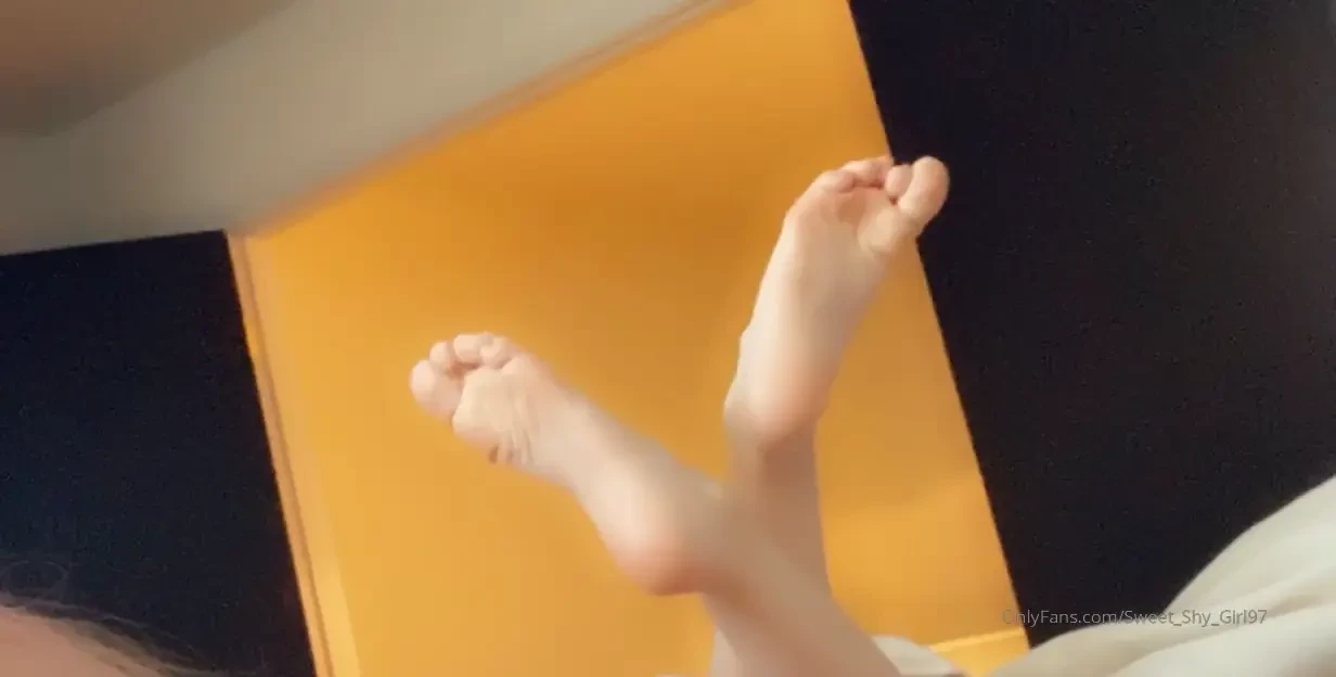 Love laying in bed teasing 