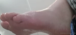 Would you worship my moisturised feet and toes