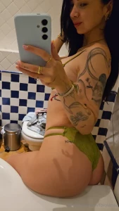 I couldn t handle it anymore and had to go to the wc quickly while i