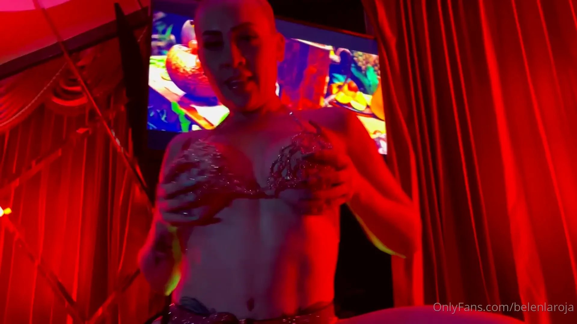 Quieres ver como me quito la ropa en un sexy strip tease mientras 