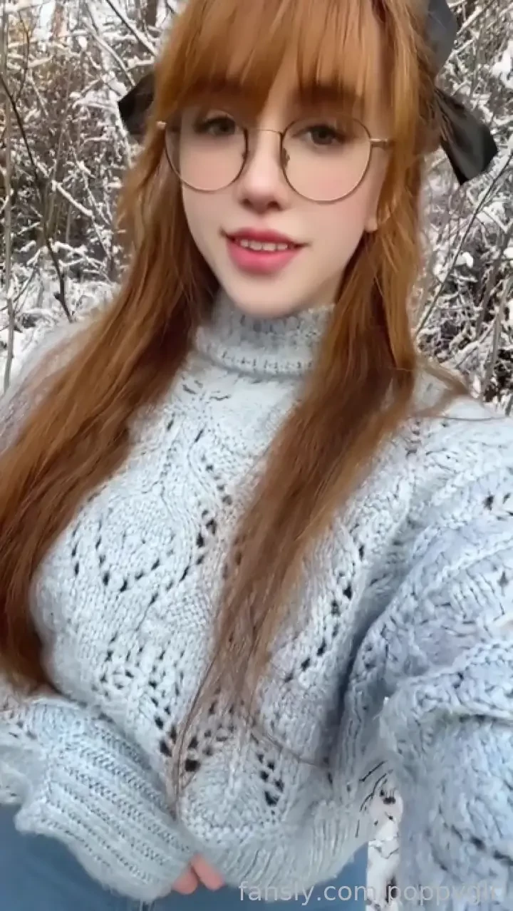 Girl is having fun outdoor fyp video redhead selfie smalltits nswf 