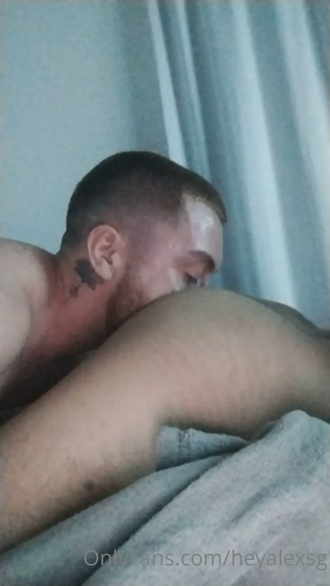 Una chupada de culo para no perder la costumbre 