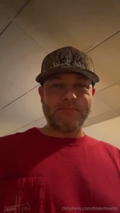 I m looking for someone to cum suck my fat cock and let me slap em in