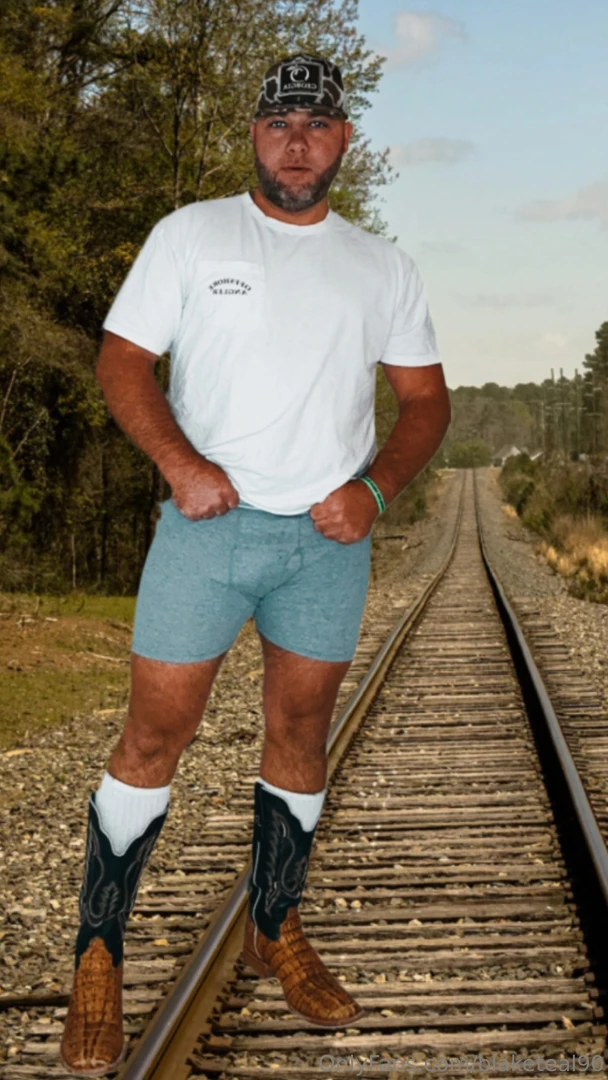 Wishing i had a phat ass to stick my phat dick in right now who wants 