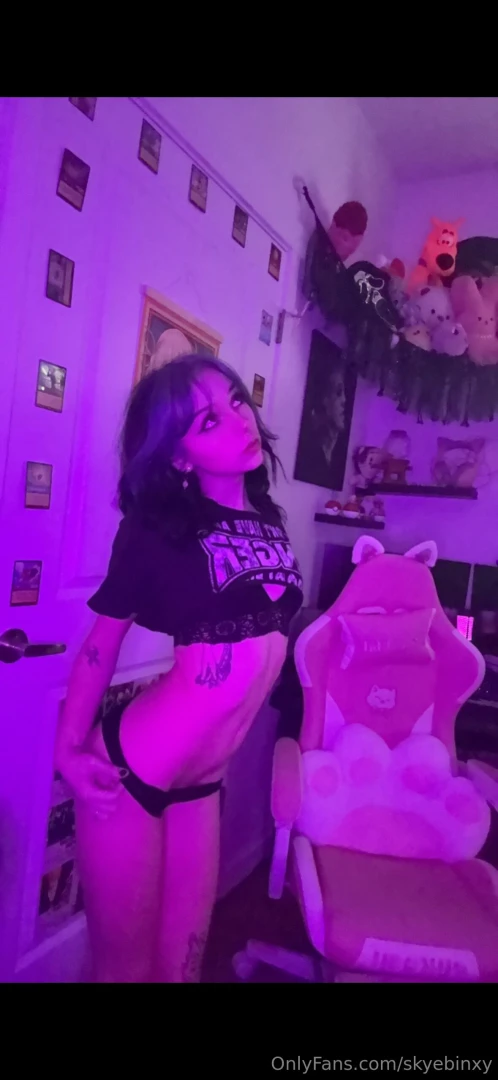 Your cute petite gamer girl who wants to 1v1 