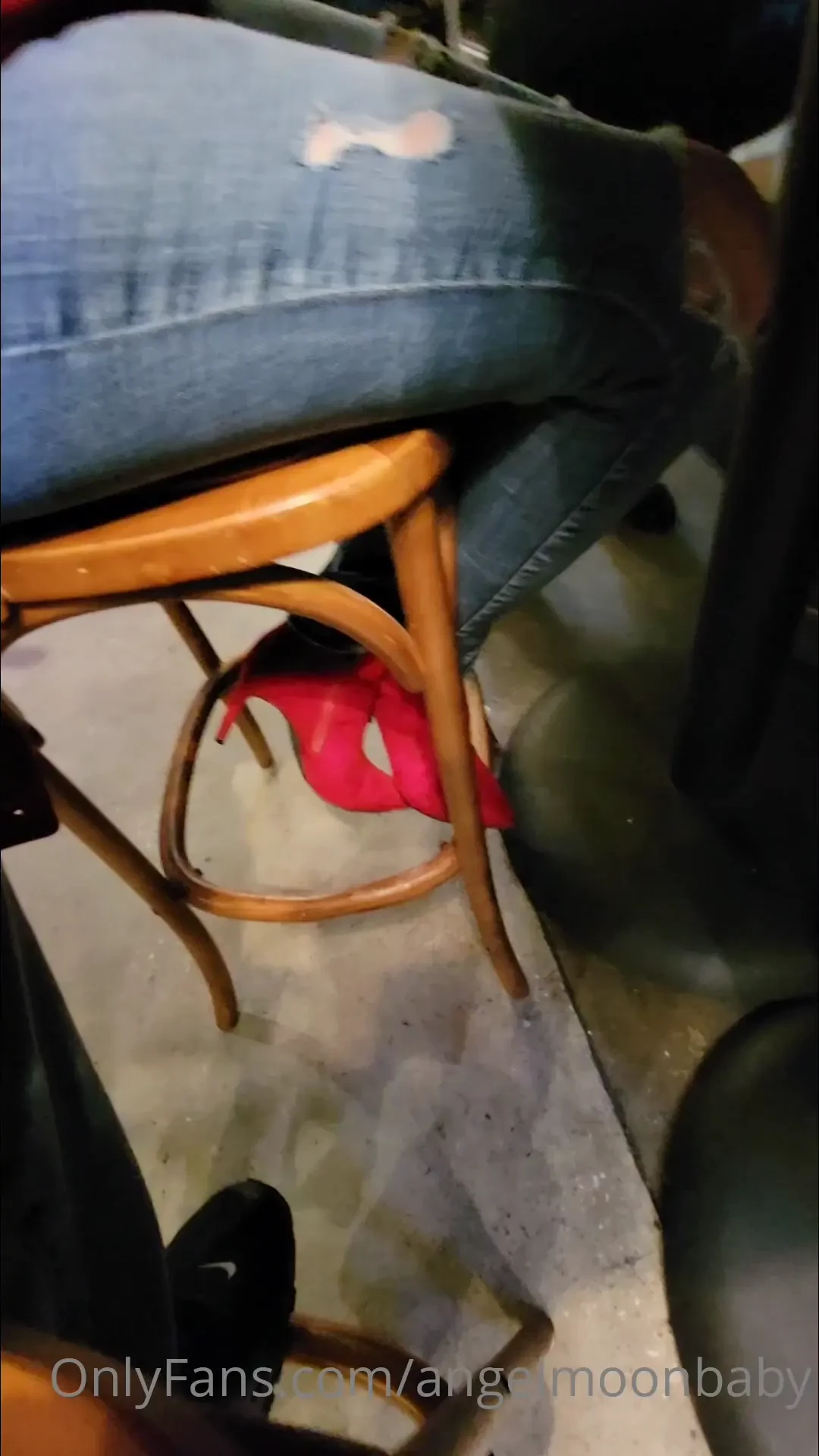 Cute 3min video of me in my heels at dinner last night 