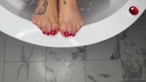 Foot fetish friendly vibes - solo tub time with my toes