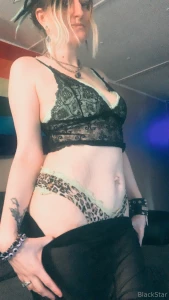 Cum hang out w me lot of pics w a body video amp a dancing video leave