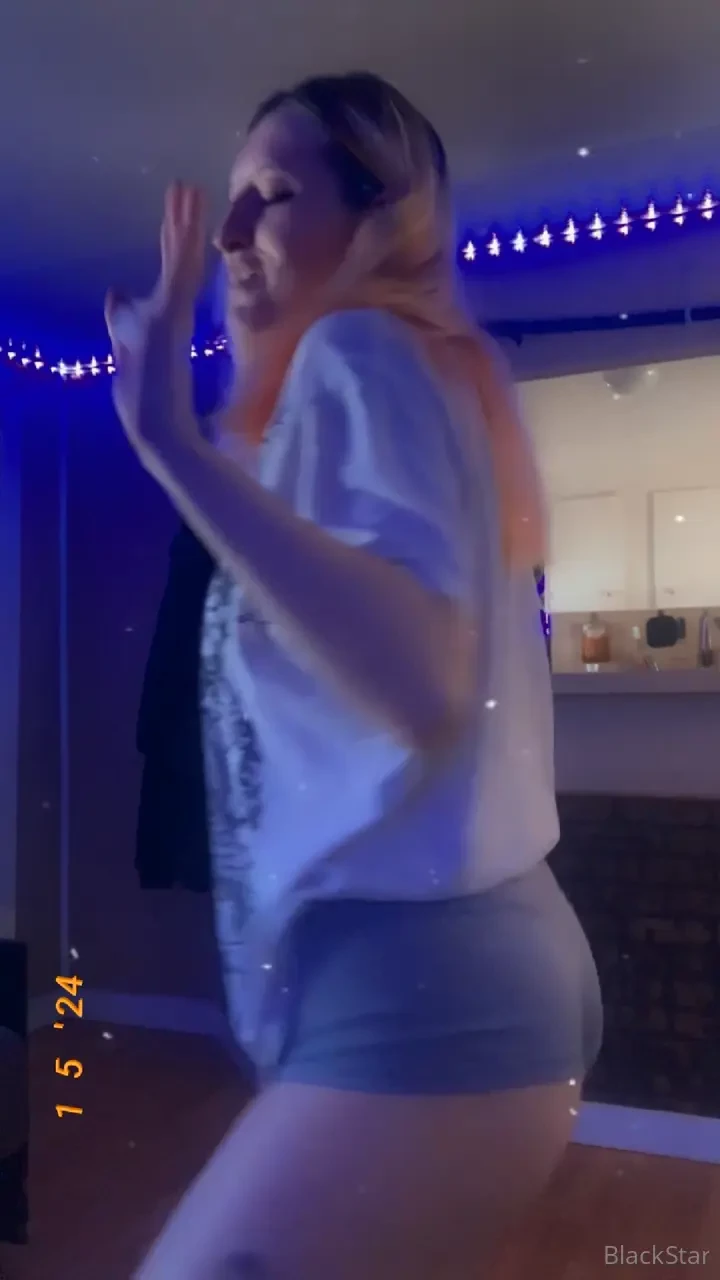 Cum hang out w me on my main https onlyfans com blackstartiffy 