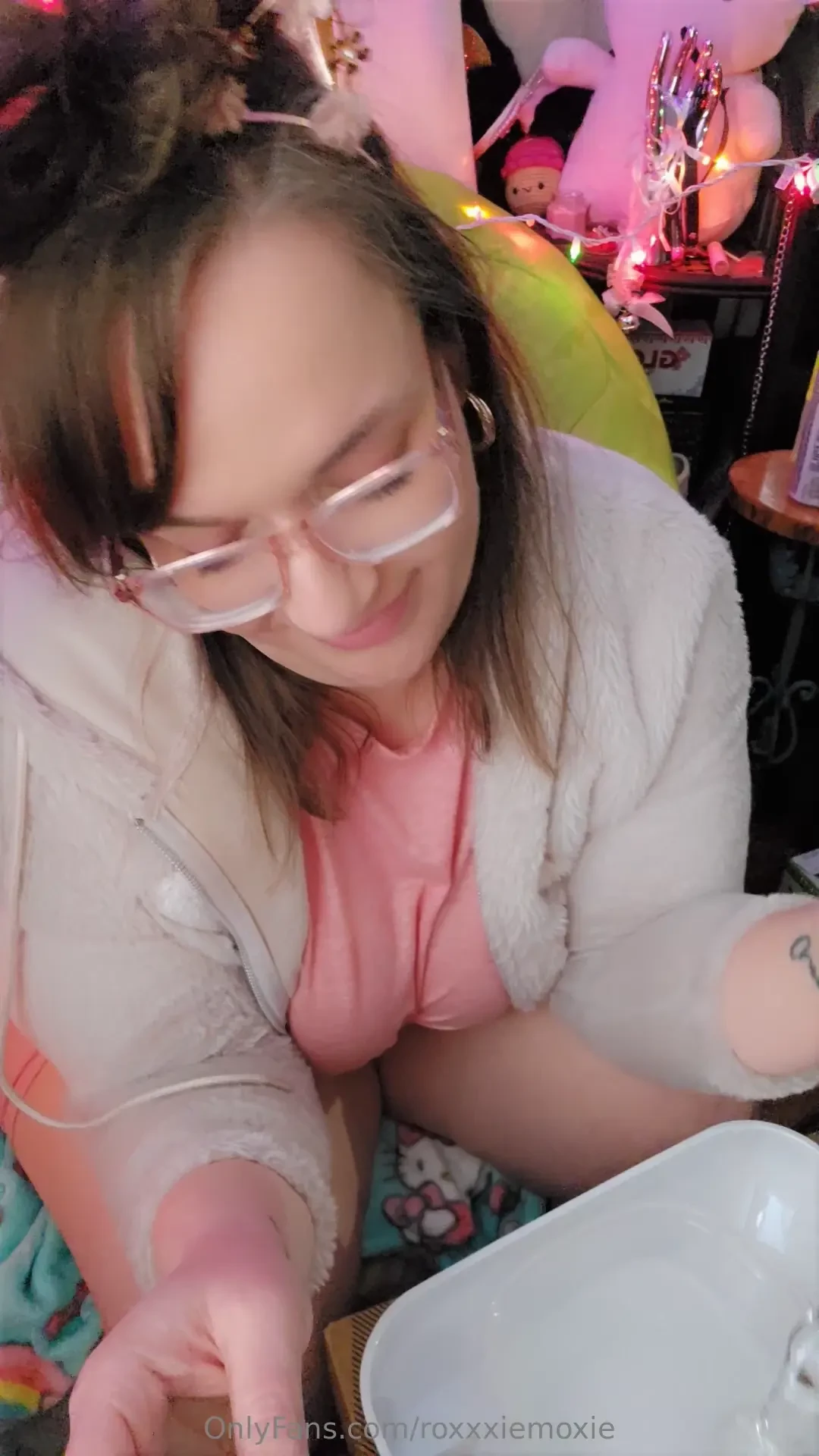 Just your neighborhood weird bitch playing with bubbles and her new 