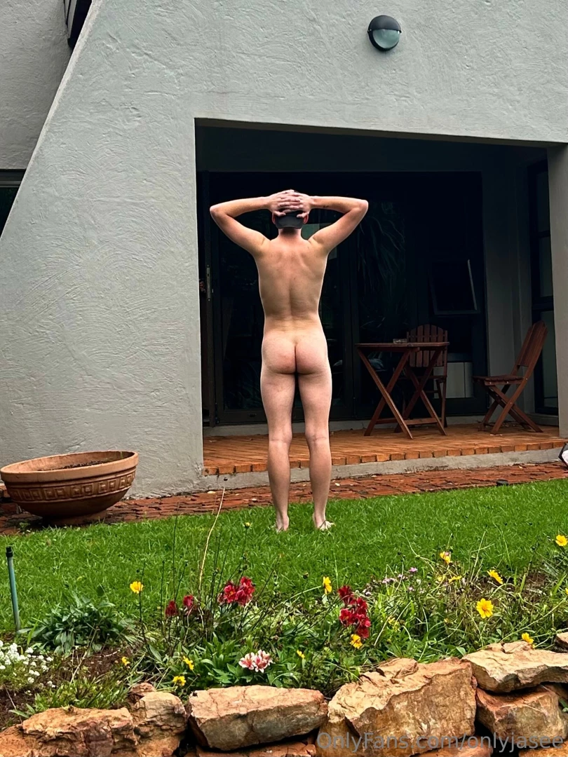 A pool and some ass what more could you want 