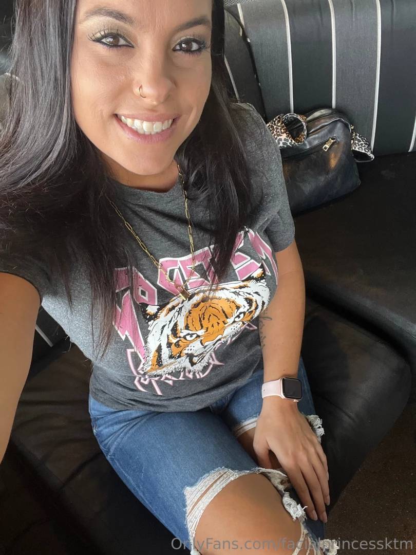 Just a pic of me with clothes on lol 