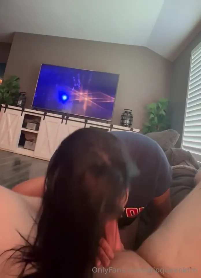 The best way to spend halftime during football season is to suck daddy 