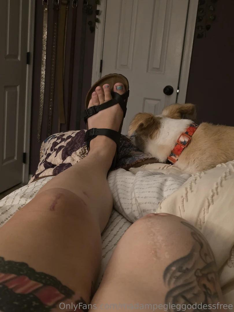 A midday treat for my loyal admirers leslie and my teasing toes are part 2 