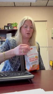 How i close a chip bag with one arm