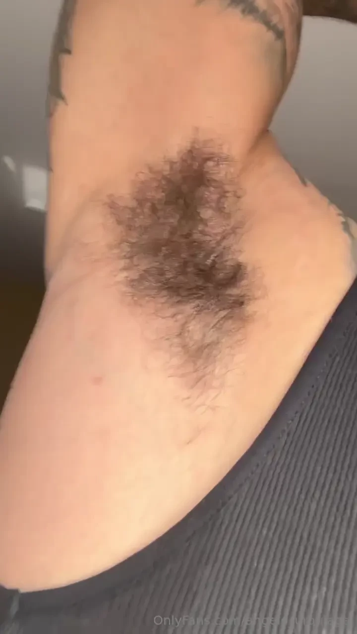 A little sun and breeze under my pits feeling extra good 