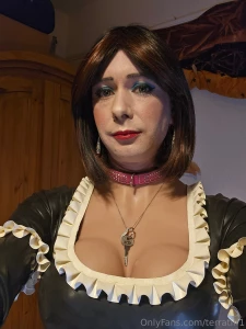 I went kinky clubbing in my maid outfit last weekend a few people