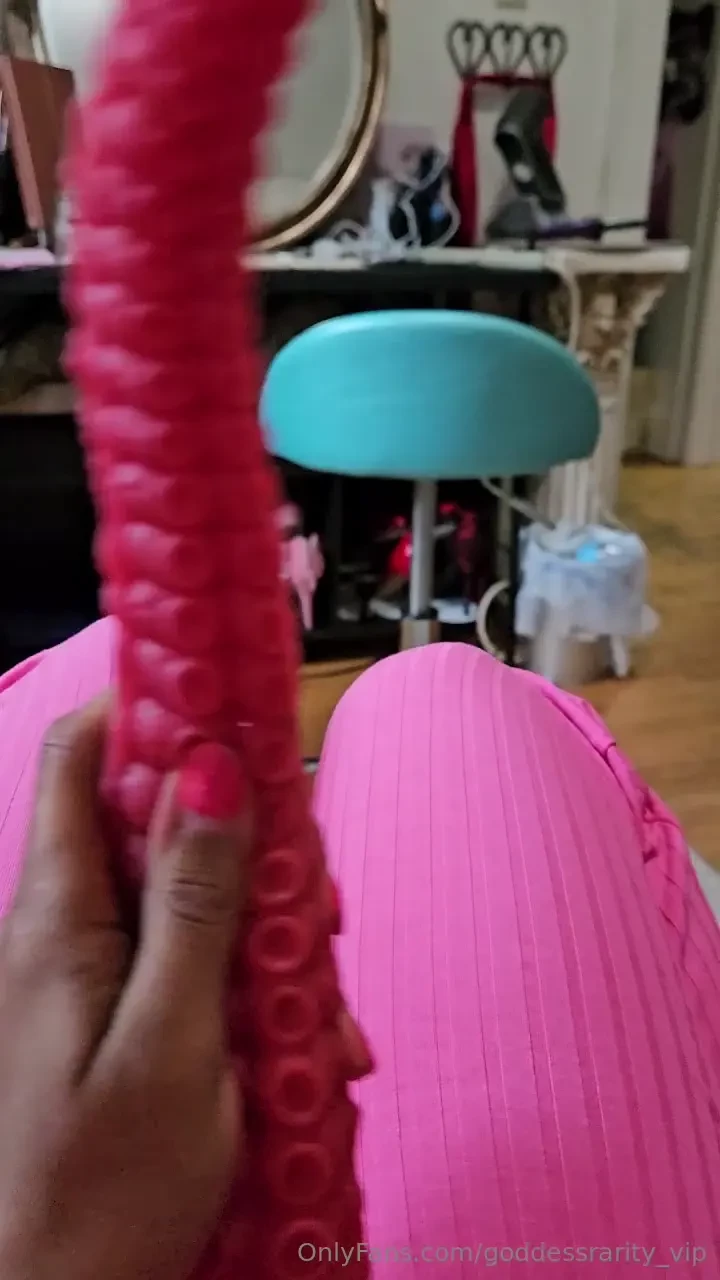 Omg i found an octopus at the beach i am so weird and i love it 