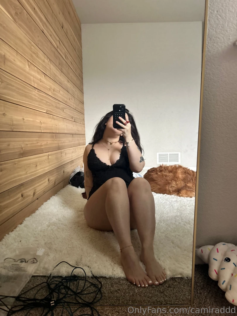 Showing off my new pedicure 