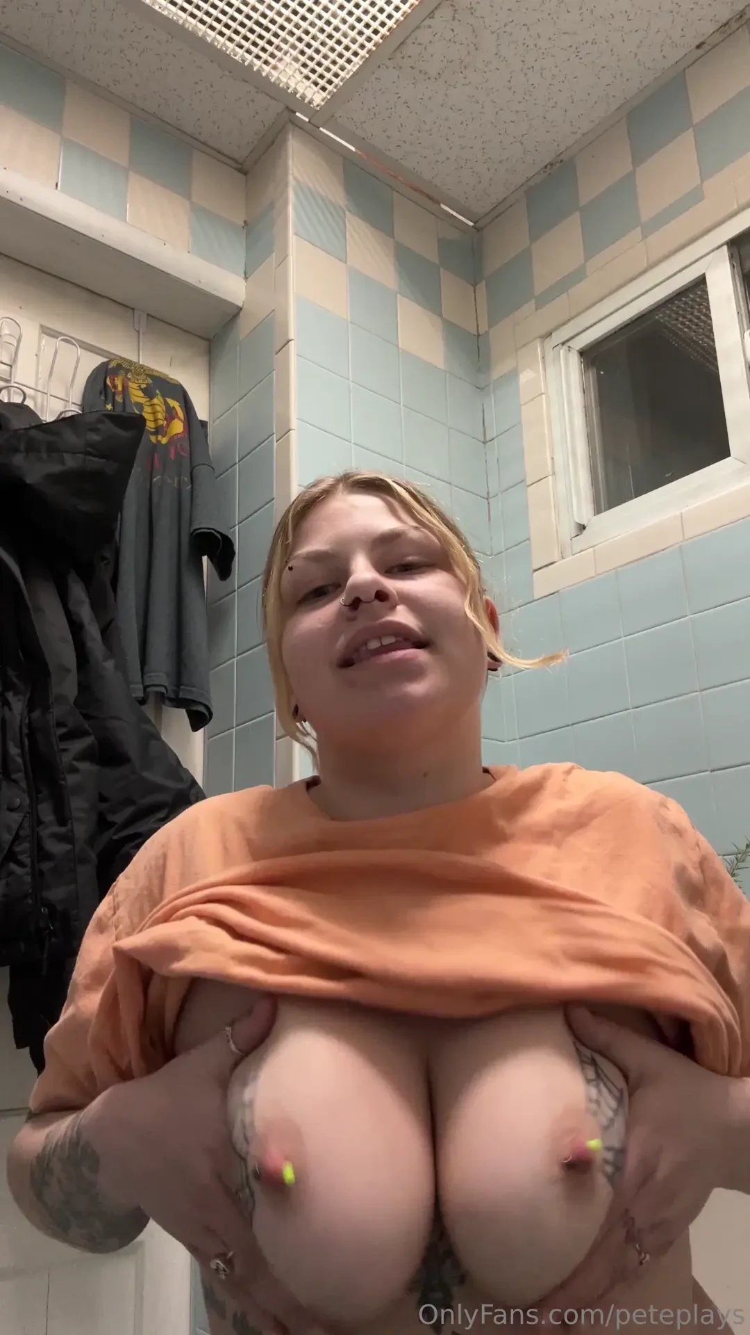 Titties from the toilet 
