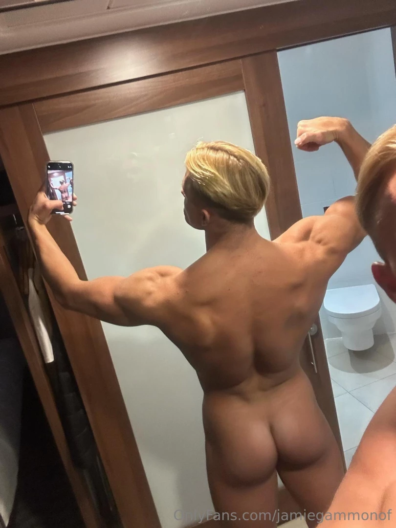 Naked selfie and a wank anyone fancy a 121 chat whilst i am hard 