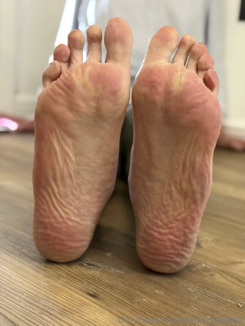 Massive thick soles and scrunched toes 