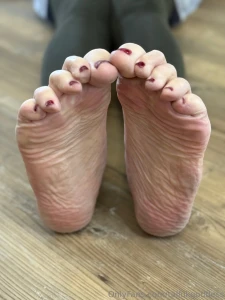 Massive thick soles and scrunched toes part 3