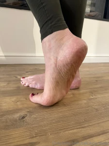 Massive thick soles and scrunched toes part 1