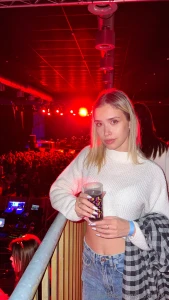 Do u like when it crowded im ambiwert person so i am 50 50 can chose part 1