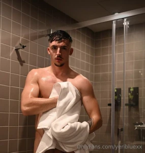 Te gustar a ver qu hay debajo de la toalla