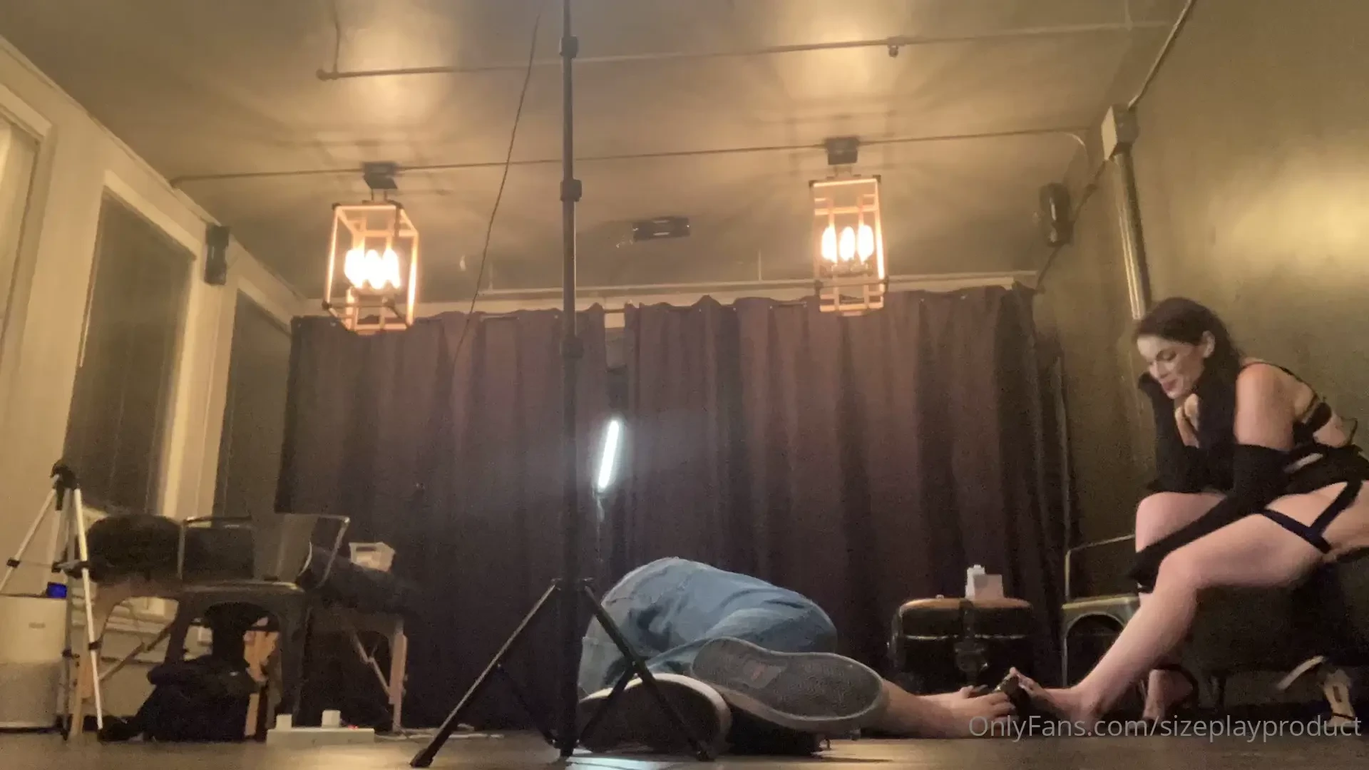 Of exclusive behind the scenes of a sizeplay giantess shoot featuring 