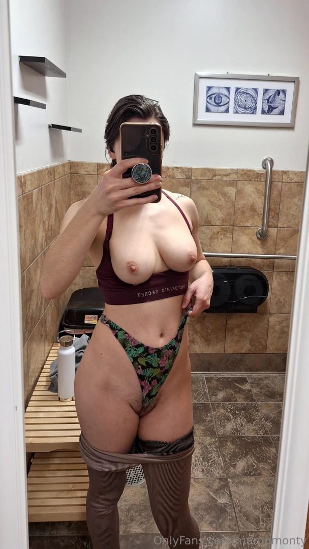 I didn t realize my thong was kinda showing through my leggings until part 1 