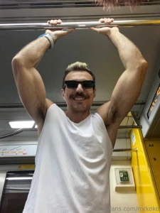 Me encontr a este hermoso en el metro y no pude evitar tocarle y part 3