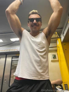 Me encontr a este hermoso en el metro y no pude evitar tocarle y part 2