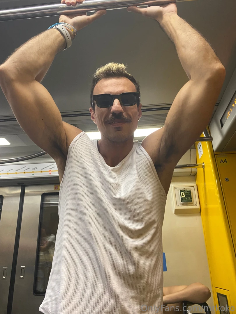 Me encontr a este hermoso en el metro y no pude evitar tocarle y part 1 