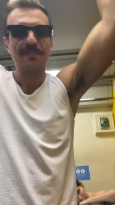 Me encontr a este hermoso en el metro y no pude evitar tocarle y