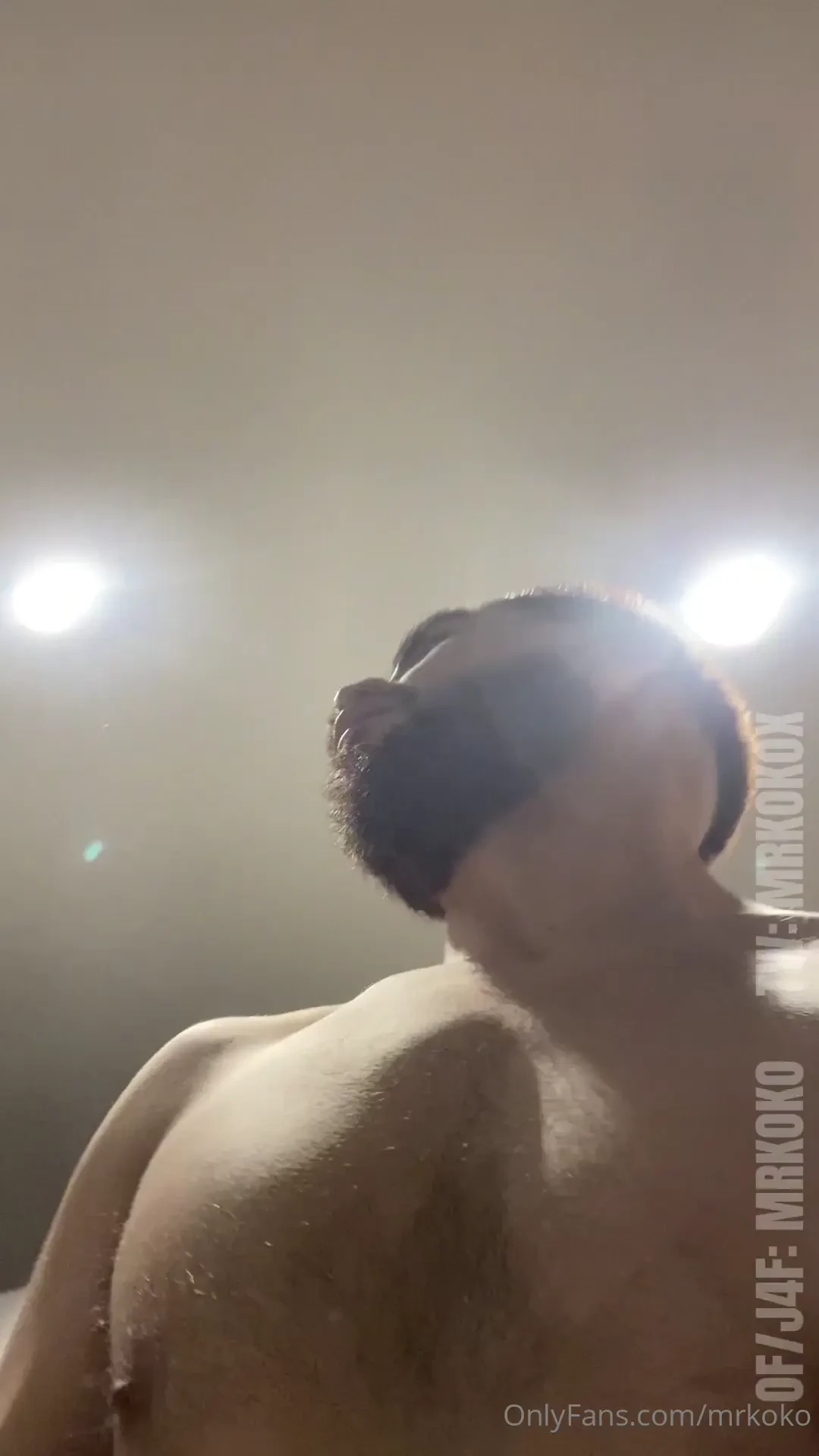 Estaba tan caliente despu s de entrenar que necesit correrme una en la 