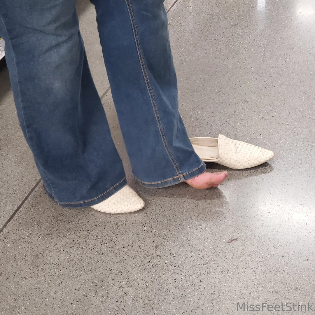 Stepped out of my foul mules in walmart god almighty did my feet stink part 1 