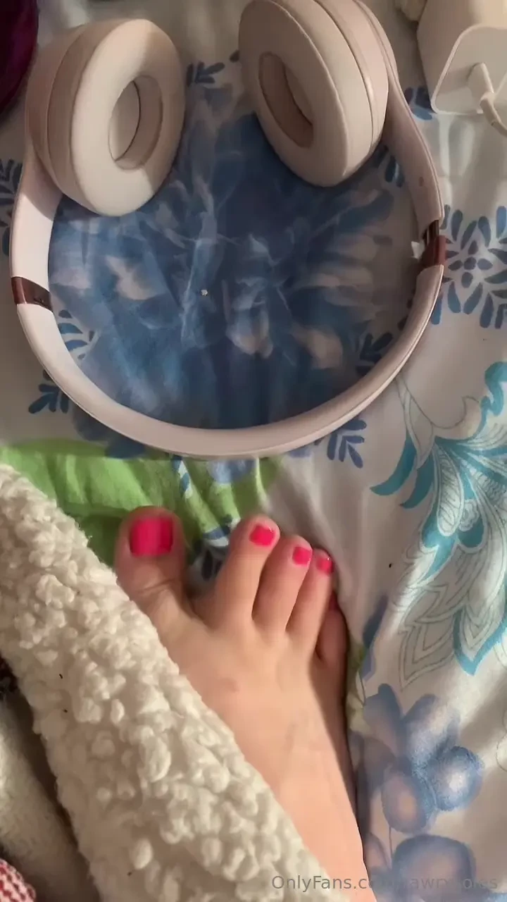 Show me your favorite song while you suck on my toes 
