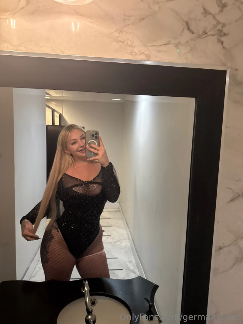 Black looks so good on me but it d look better on your floor 