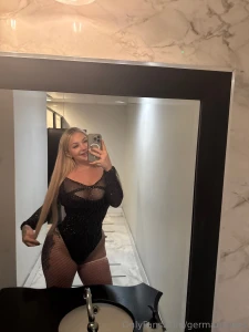 Black looks so good on me but it d look better on your floor