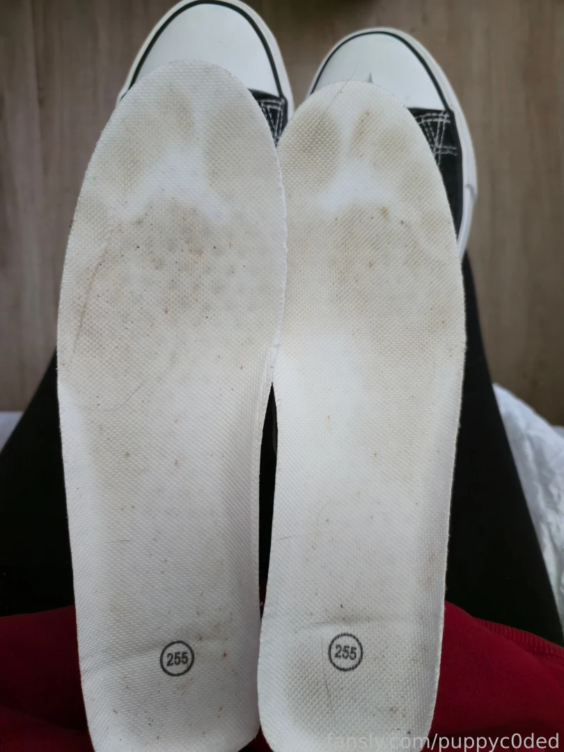 Stinky sweaty feet i havent even had these for a month and the insoles 