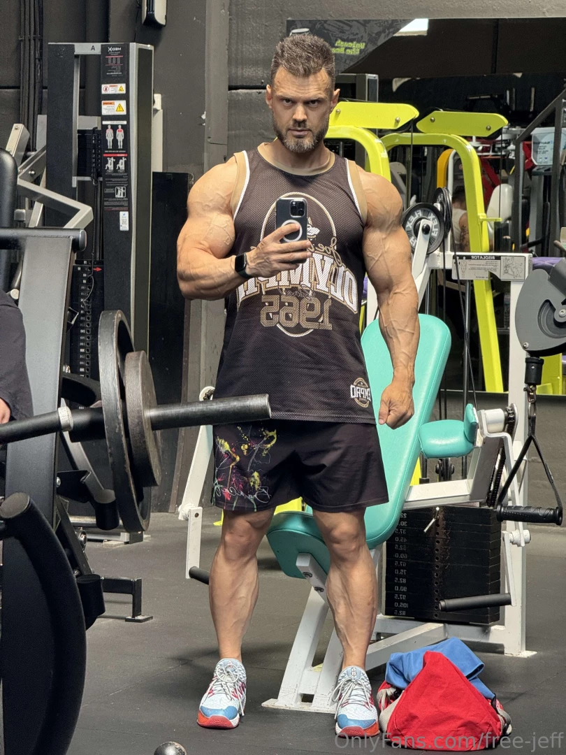 Want to see my body uncensored subscribe jeff_vip 