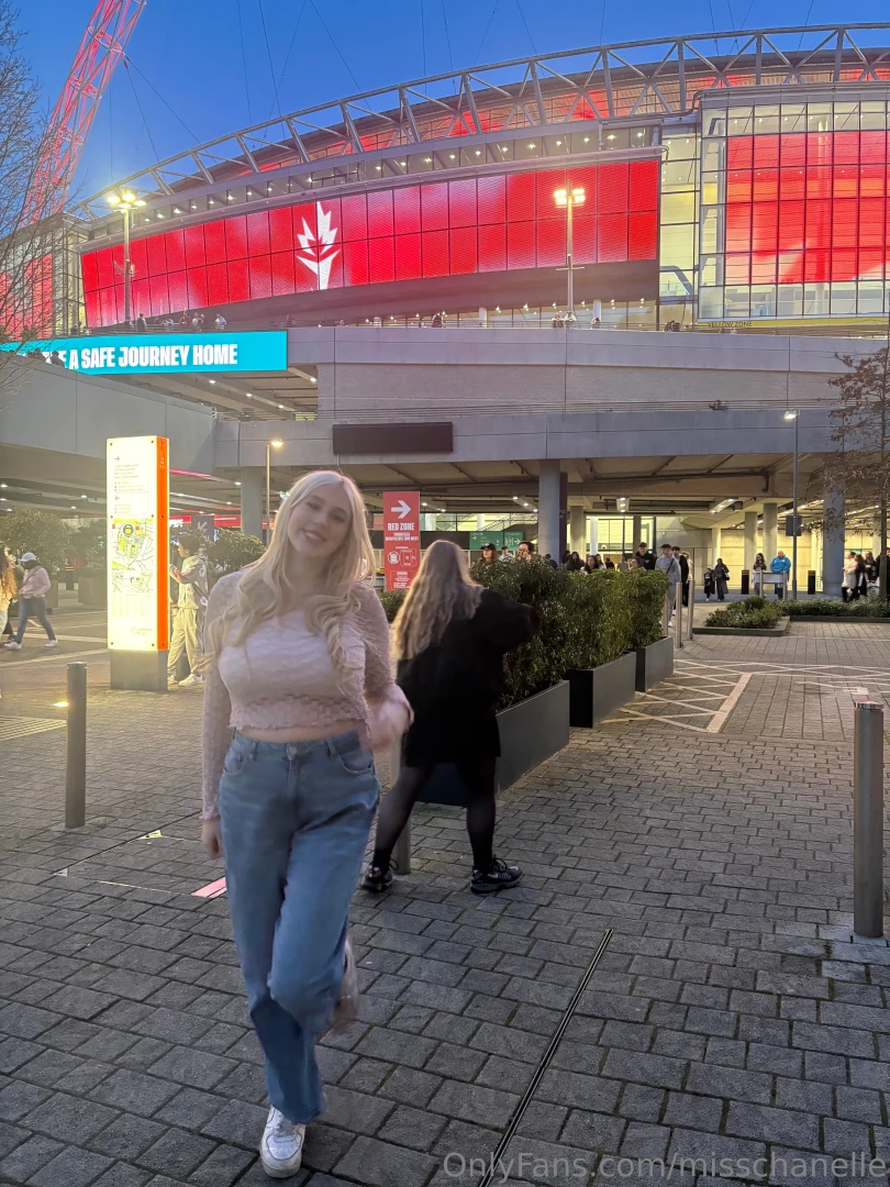 Been in london sorry everybody back tomorrow x resend any customs xx 